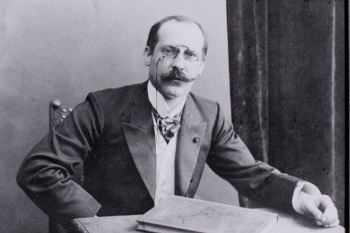 Adolf Holst am Schreibtisch