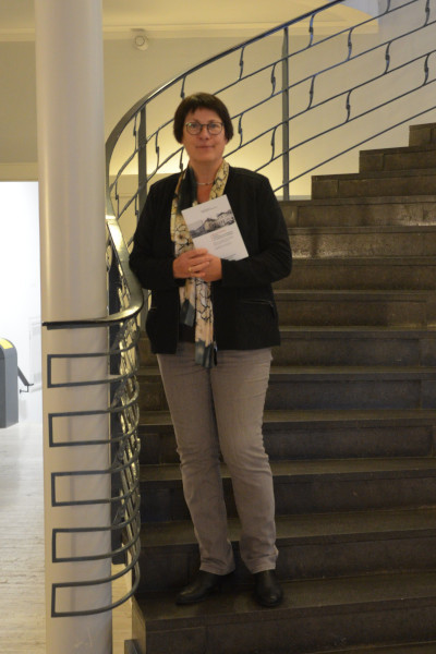 Dr. Birgit Kehne im Treppenhaus des NLA-Osnabrück mit neuer Veröffentlichung
