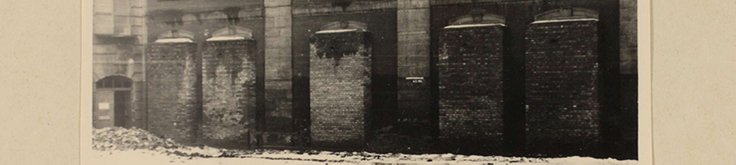 Die Eingangstür zum Archiv (links am Bildrand) stand völlig unter Wasser. Der mit der Kennzeichnung "11.2.46" versehene Markierungsstrich zwischen den Fenstern zeigt die Höhe des Wasserstandes.