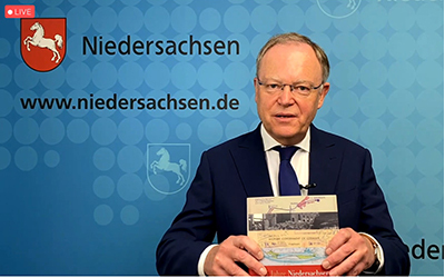 Ministerpräsident Stephan Weil präsentiert das neue Buch.