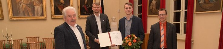 Im historischen Ständesaal erhielt Jann Keno Grundmann die Auszeichnung. Mit ihm freuten sich Landschaftspräsident Rico Mecklenburg, Landschaftsdirektor Dr. Matthias Stenger und Archivdirektor Dr. Michael Hermann