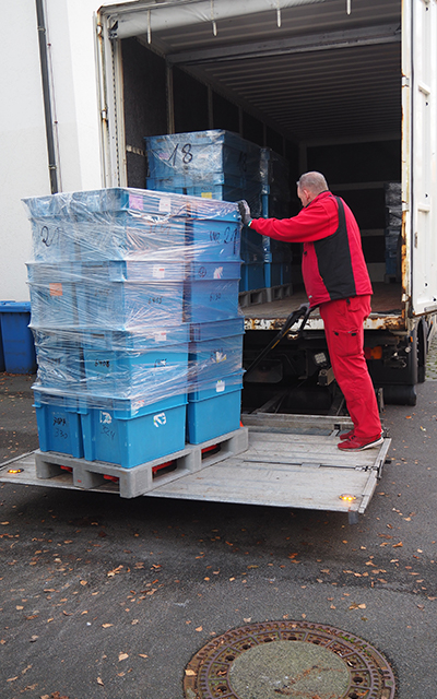 Blue Wannen werden auf einen Lkw verladen.