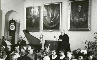 Landschaftspräsident Jann Berghaus in der Landschaftsversammlung 1949 im Ständesaal der ostfriesischen Landschaft